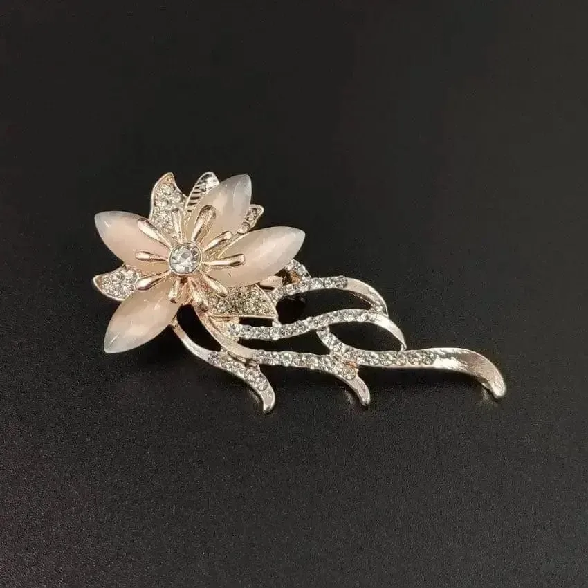 🌟 Daisy Floral Opal Brooch - Elegance with a Global Touch 🌟