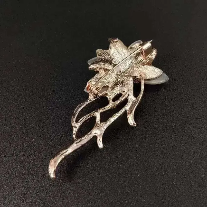 🌟 Daisy Floral Opal Brooch - Elegance with a Global Touch 🌟