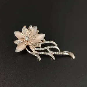 🌟 Daisy Floral Opal Brooch - Elegance with a Global Touch 🌟