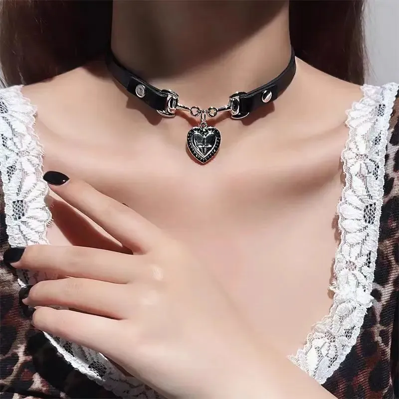 Black Goth Y2K Charm Grunge Heart Pendant Choker